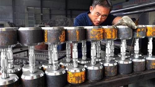 实拍国内工厂,将圆钢批量生产哑铃的过程,这工艺看着真舒服